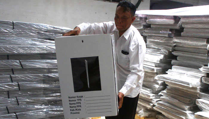 Petugas KPU memeriksa logistik Pemilu 2019 yang baru datang di gudang KPU, Malang, Jawa Timur, Kamis (1/11/2018). (FOTO: Antara)