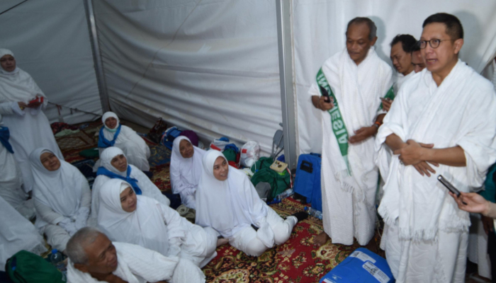Menag Lukman Hakim Saifuddin saat meninjau tenda mina di arab saudi. (FOTO: Dok. Kemenag)