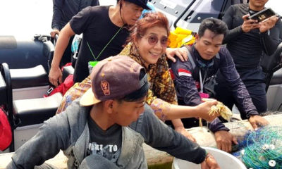 Menteri Susi Pudjiastuti bersama nelayan usai nangkap udang. (FOTO: Istimewa)