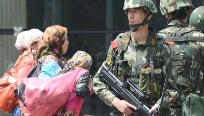 Militer RRT mengawasi masyarakat muslim Uighur di Xinjiang. (Foto: Alliance/Kyodo)