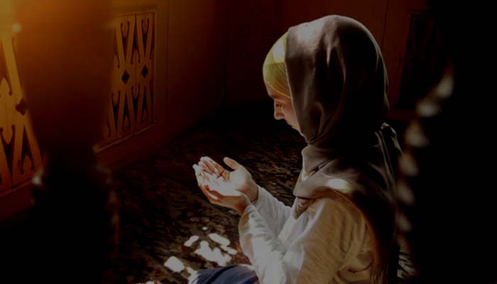 Perempuan berdoa, pasrah kepada Ilahi. (FOTO: Istimewa)