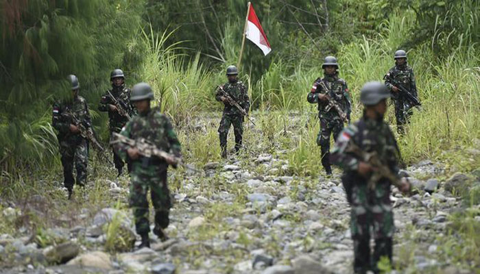 Prajurit TNI saat patroli di Papua. (Ilustrasi)