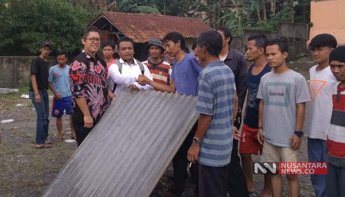 Puluhan warga Cipaku saat menerima bantuan dari Simpatisan Jokowi (Foto Dok. NUSANTARANEWS.CO)