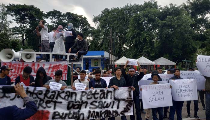 Ratusan Mahasiswa Medesak Presiden Jokowi Sejahterakan Petani Sawit dan Karet (Foto Istimewa/ NUSANTARANEWS.CO)