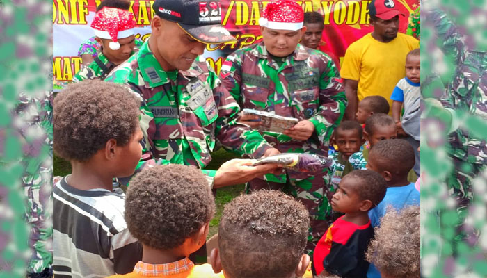 Satgas Pamtas Yonmek 521 DY Berbagi Kasih bersama Warga Papua. (FOTO: Dok. Istimewa)
