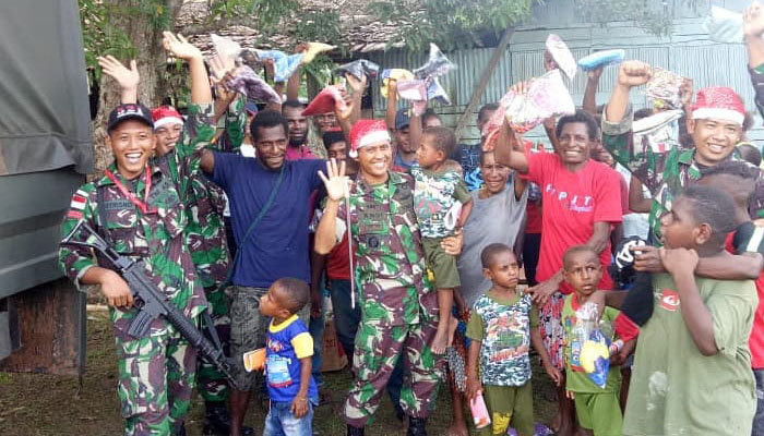 Satgas Pamtas Yonmek 521 DY Berbagi Kasih bersama Warga Papua. (FOTO: Dok. Istimewa)