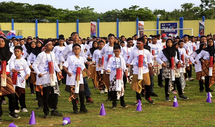acara Pemecahan Rekor Muri 5000 penari Rontek yang digelar siswa-siswi se-Kabupaten Pacitan di Stadion Pacitan Gelora Arga Lima. (FOTO: NUSANTARANEWS.CO/David)