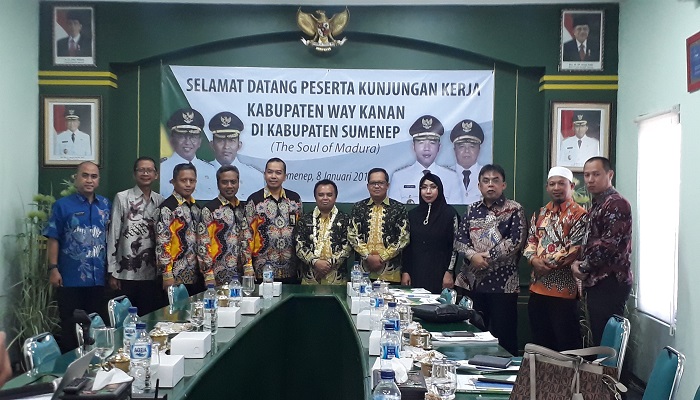Suasana Foto bersama usai kegiatan study banding antara Pemkab Way Kanan Lampung dan BPRS Bhakti Sumekar. (Foto: M Mahdi)