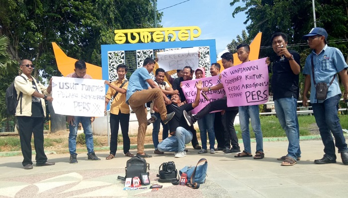 Aksi solidaritas Asosiasi Media Online Sumenep (Amos) di taman bunga Sumenep, Rabu (9/1/2019). (Foto: M Mahdi/NUSANTARANEWS.CO)