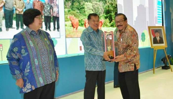 Jelang Akhir Jabatan, Gubernur Soekarwo Raih Penghargaan Nirwasita Tantra 2018, nusantaranewsco