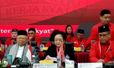 Megawati Soekarno Putri (tengah) pada peringatan HUT ke-46 PDIP. (FOTO: Istimewa/jp)