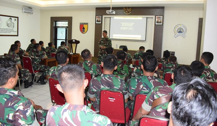 Kapenrem 081/DSJ Mayor Arm T.M. Hartoyo memberikan pembekalan kepada prajurit-prajurit baru Korem 081/DSJ. (FOTO: Pen81/NN)