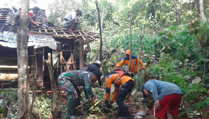 Pembersihan dan Perbaikan Rumah Korban Puting Beliung di Wonogiri (Foto Istimewa)