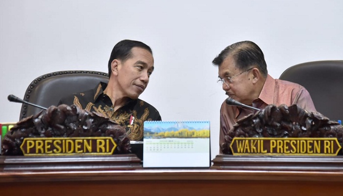 Presiden Joko Widodo dan Wapres Jusuf Kalla dalam rapat terbatas membahas RUU Migas. (FOTO: Bey Machmudin)