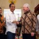 Presiden Jokowi Berjabat Tangan Dengan CEO Freeport McMoRan Richard Adkerson Usai Penandatanganan Devistrasi Freeport (Foto ANTARA Wahyu Putro A)