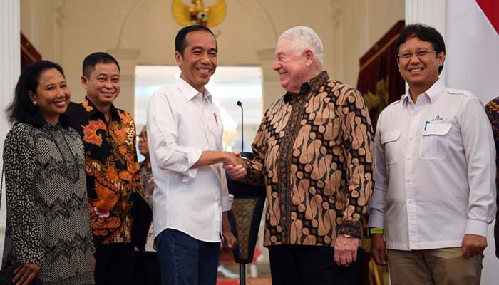 Presiden Jokowi Berjabat Tangan Dengan CEO Freeport McMoRan Richard Adkerson Usai Penandatanganan Devistrasi Freeport (Foto ANTARA Wahyu Putro A)