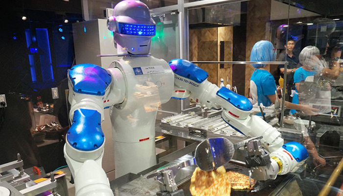 Robot Karyawan Sedang Mengolah Masakan (Foto By Express)