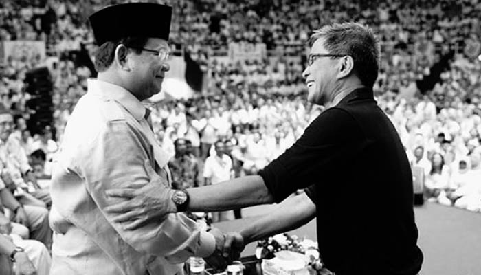Rocky Gerung Saat Berjabat Tangan Dengan Prabowo Subianto (Foto Dok. IG Prabowo)