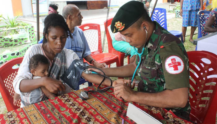Satgas Pamtas Yonif PR 328/DGH menggelar pengobatan massal secara gratis di wilayah Distrik Muara Tami, Papua (Foto Istimewa)