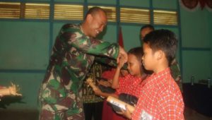 Satgas Yonif 511/DY Salurkan Bantuan Perlengkapan Sekolah di Perbatasan RI-Malaysia