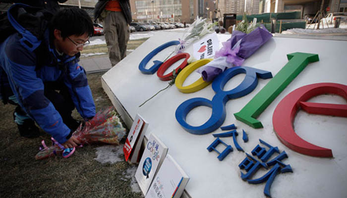 Sejumlah Warga Cina Melakukan Simbolisasi Turut Berduka Cita Setelah Google Diblokir (Foto Istimewa)