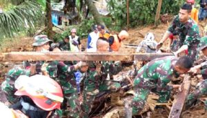 TNI AD Kerahkan 132 Prajurit Bantu Evakuasi Korban Bencana Tanah Longsor di Sukabumi