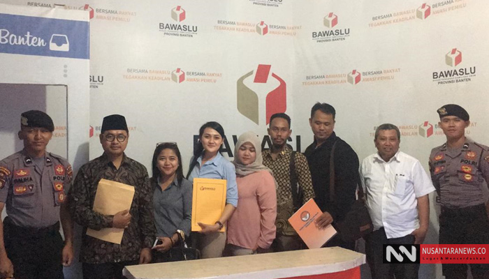 Tim Advokat Indonesia Bergerak (TAIB) bersama dengan pelapor Nita Puspita Sari dan para saksi datangi Bawaslu Banten (Foto Rianto untuk NUSANTARANEWS.CO)