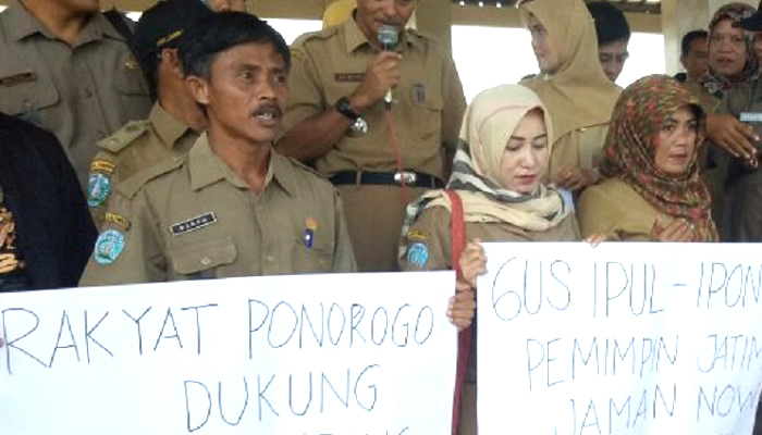 Aparatur Sipil Negara (ASN) atau PNS Ponorogo deklarasi dukungan kepada calon kepala daerah di Pilgub Jawa Timur 2018, Selasa (9/1/2018). (Foto: Dok. NUSANTARANEWS.CO/Ilustrasi)