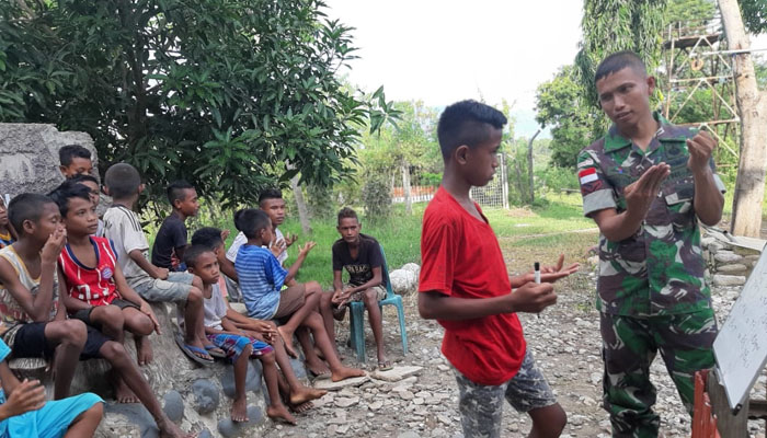 Anak Anak Di Perbatasan Belajar Jarimatika Di Bimbing Angota TNI (Foto Istimewa)