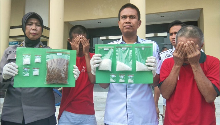 Tim Opsnal unit 2 Satreskoba Polrestabes Surabaya mengungkap kasus peredaran narkotika di Surabaya. (Foto: Setya N/NUSANTARANEWS.CO)