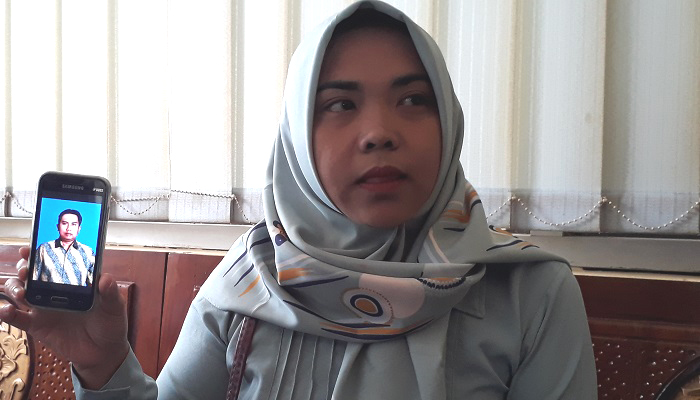 Yuliani, istri Moh Anwar, korban pembunuhan tiga tahun yang lalu mendatangi Mapolres Sumenep, Madura, Jawa Timur, Rabu (13/2/2019). (Foto: M Mahdi/NUSANTARANEWS.CO)
