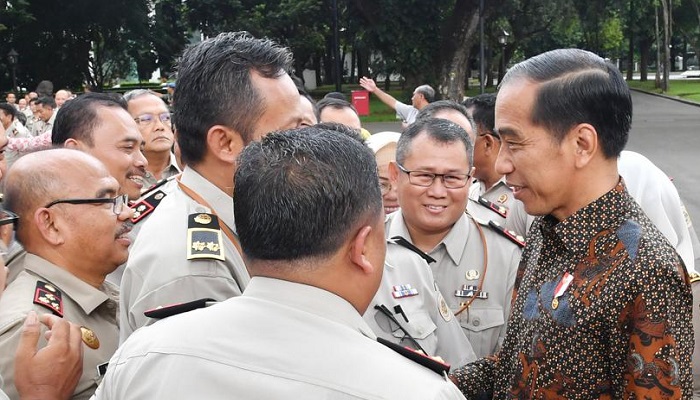 Presiden Joko Widodo (Jokowi) dan Jajaran Kementerian Kementerian Agraria dan Tata Ruang/Badan Pertanahan Nasional (ART/BPN) menggelar pertemuan di Istana Negara, Jakarta, pada Rabu (6/2). (Foto: Muh Nurcholis/NUSANTARANEWS.CO)