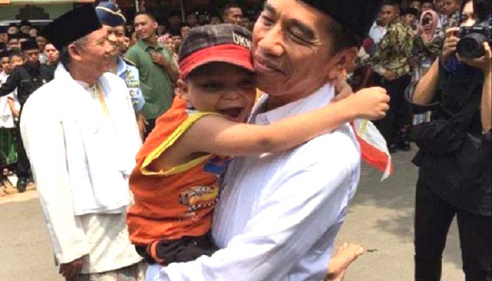 Jokowi gendong bocah berkebutuhan khusus saat kunjungan di Pondok Pesantren Al-Ittihad, Cianjur, Jawa Barat, Jumat (8/2). (Foto: Istimewa)