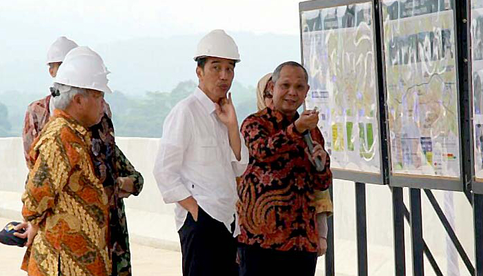 Presiden Jokowi Saat Meninjau Pembangunan Infrastruktur (Foto Dok. Setkab)