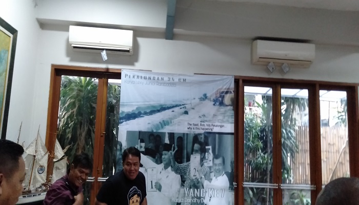 Sutradara Film 'Yang Ketu7uh', Dhandy Dwi Laksono mempersilakan film dokumenter karyanya diputar di markas pendukung capres 01 dan 02, Selasa (19/2/2019). (Foto: Romandhon/NUSANTARANEWS.CO)