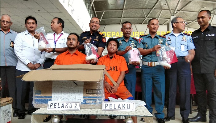 Petugas menangkap dua pengedar sabu yang berusaha menyelundupkannya melalui Bandara Juanda Surabaya, Senin (18/3/2019). (Foto: Setya N/NUSANTARANEWS.CO)