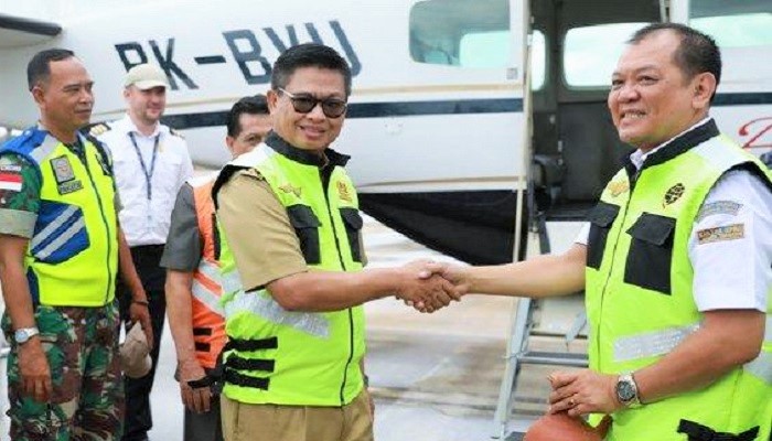 Gubernur Kaltara Dr H Irianto Lambrie didampingi Plt Kepala UPBU Kelas 1 Utama Juwata Tarakan Budi Prayitno meresmikan penerbangan perdana SOA Penumpang APBN 2019, Senin (25/3/2019). (FOTO: Istimewa)
