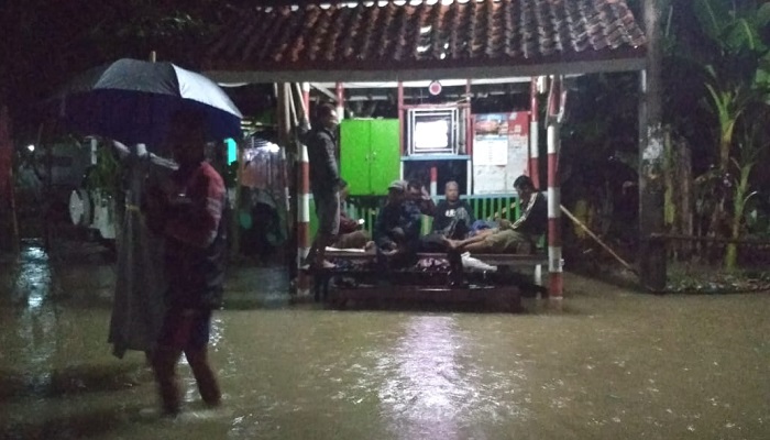Banjir akibat tanggul Sungai Serang, Kulon Progo, DIY, jebol. (Foto: NUSANTARANEWS.CO)