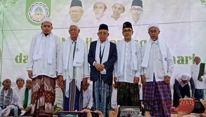 KH Ma'ruf Amin Kalungkan Sorban Empat Kiai di Sumenep, Madura, Jawa Timur, Selasa (19/3/2019). (Foto: M Mahdi/NUSANTARANEWS.CO)