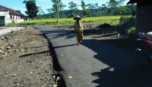 Nenek Pase Kagumi Jalan Aspal di Dusun Gayasan Jember