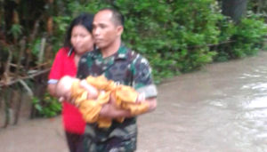 Sertu Juhartono Berhasil Selamatkan Bayi Korban Banjir