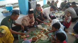 TNI-Polri Santap Siang Bareng Kaum Dhuafa