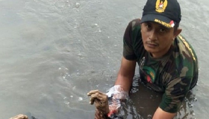 Babinsa Kodim Pasuruan Berhasil Evakuasi Mayat Berbaju Coklat, nusantaranewsco