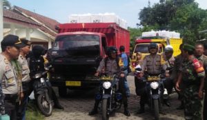 Prajurit TNI Kodim 0824 Amankan Distribusi Logistik Pemilu