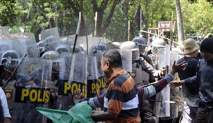 HALAU PERUSUH: Polisi dengan tameng dan senjata kayu menghalau para perusuh Pemilu 2019. (FOTO: NUSANTARANEWS.CO/Han)