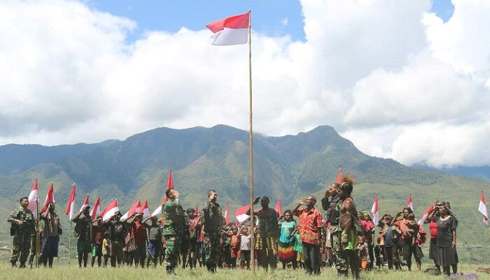 Warga Puncak Jaya Deklarasi Setia NKRI, Serahkan Peralatan Perang dan Kibarkan Bendera Merah Putih, nusantaranewsco