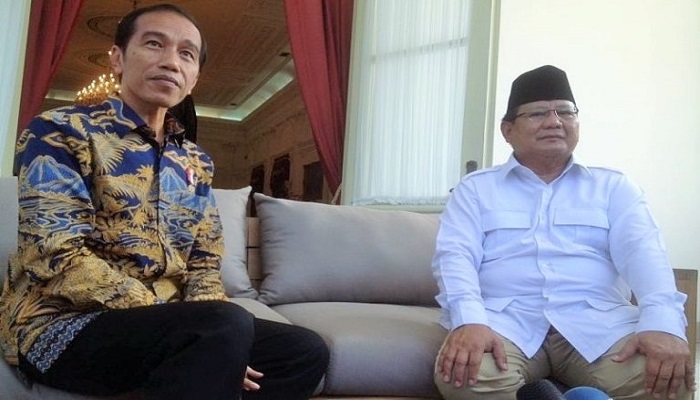 Presiden Jokowi dan Prabowo Subianto berbincang di beranda belakang Istana Merdeka, Jakarta, Kamis (17/11).