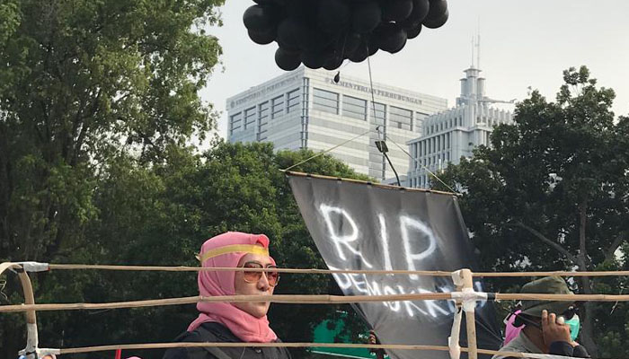 Balon Hitam Membawa Sebuah Spanduk Bertuliskan RIP Demokrasi di Terbangkan Saat Demo yang Digelar oleh Perempuan Indonesia Bergerak (PIB) di Depan Istana Merdeka, Kamis (16/5/2019). Mereka Menentang Kecurangan Pemilu 2019. (Foto: Istimewa)