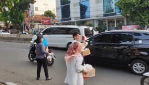 Bawaslu Jakarta Selatan Berbagi Takjil Kepada Pengguna Jalan