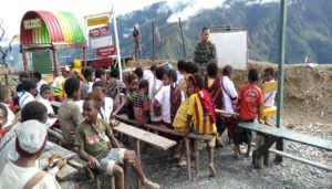 Berikan Wawasan Kebangsaan, Satgas Yonif Mekanis Raider 412 Kostrad Dirikan Sekolah Darurat di Sanoba Jayapura